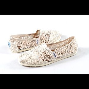 Off-White Crotchet Lace Toms